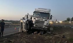Şanlıurfa Siverek'te tır ile kamyonet çarpıştığı trafik kazasında 1'i çocuk 3 kişi yaralandı