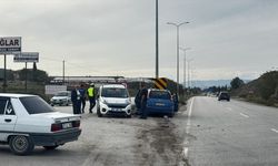 Sinop'ta trafik kazası: Boyabat'ta iki araç çarpıştı, 3 kişi yaralandı