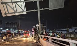 SON DAKİKA: Adana Seyhan'da korkutan trafik kazası... Tabela direğine çarpan otobüste 11 yaralı