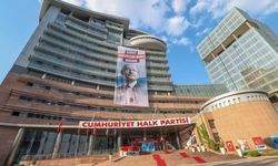 ‘Siyaset zenginleşme aracı değildir’ pankartı CHP Genel Merkezi’ne asıldı