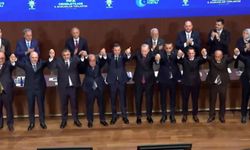 Cumhurbaşkanı Erdoğan, AKP’ye katılan 9 belediye başkanına rozetlerini taktı