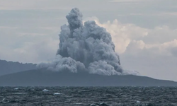 Endonezya’daki Anak Krakatau Yanardağı patladı: 270 binden fazla yolcu mahsur kaldı