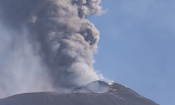 Etna Yanardağı'nda kül püskürmesi: Uçuşlar geçici olarak durduruldu