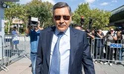 Adliye önündeki görüntüleri gündem olmuştu: Melih Gökçek’ten “çiğneme tableti” açıklaması