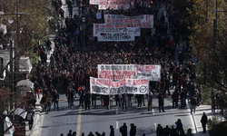 Yunanistan'da anayasa protestosu: Öğrenciler ve memurlar eylem yaptı