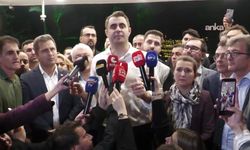 İzmir'de Cemil Tugay protestosunda İZBB'ye yürümek isteyen grupla polis arasında gerginlik yaşandı