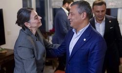 Özgür Özel, ev hapsi şartıyla tahliye edilen Sinem Dedetaş'ı ziyaret etti
