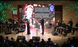 "Sanat Güneşi" Zeki Müren vefatının 30. yılında Ankara'da "Beklenen Şarkı" konseriyle anıldı