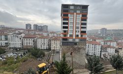 Ankara Mamak'ta heyelan sonrası 17 katlı binanın temeli açığa çıktı