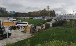 Eyüpsultan'da trafik kazası: Kamyon İSKİ bahçesine yuvarlandı, 2 yaralı