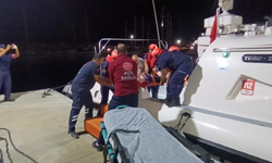 Antalya açıklarında yaralanan gemi personeli Sahil Güvenlik ekiplerince tahliye edildi