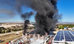 Uşak'ta geri dönüşüm fabrikasında yangına ekiplerin müdahalesi sürüyor