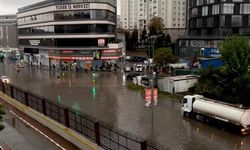 İstanbul'da sağanak yağış nedeniyle durdurulan tramvay ve metro seferleri tekrar başladı