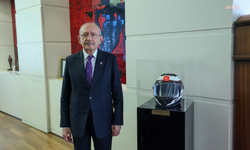 Kılıçdaroğlu, Murat Can Pekeroğlu’nun kaskını makam odasına koydu