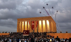 Türk Yıldızları, Anıtkabir’deki saygı uçuşunun görüntülerini paylaştı