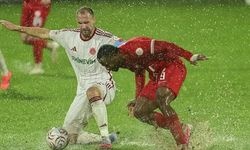 Ümraniyespor-Boluspor maçı yarıda kaldı! İstanbul'daki sağanak futbolu da vurdu