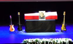 Sanatçı Özkan Uğur'un cenaze töreni, AKM'de düzenlendi