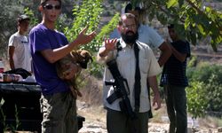 Filistinli bir çocuğu zorla alıkoyan Yahudi yerleşimcinin görüntüleri tepki topladı