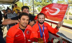 ASKİ Sporlu milli güreş şampiyonları coşkuyla karşılandı