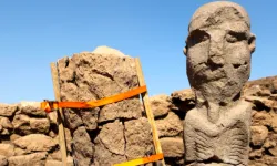 ‘Tarihin sıfır noktası’ Göbeklitepe'de ilk boyalı heykel bulundu