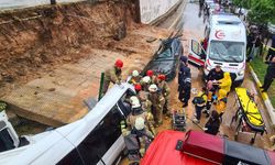 İstanbul'daki şiddetli yağış etkisiyle istinat duvarı işçi servisinin üzerine düştü