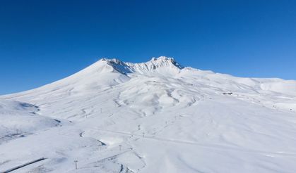 Kar yağışıyla Erciyes beyaza büründü