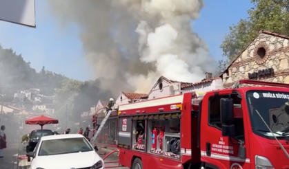 Muğla’da Fethiye Balık Hali’nde restoran yangını: Çevredeki iş yerlerinin çatıları da zarar gördü