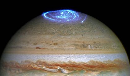 Gökbilimciler, Güneş Sistemimizin en büyük gezegeni Jüpiter’de oluşan aurora (kuzey ışıklarının) muhteşem gösterisini izledi.