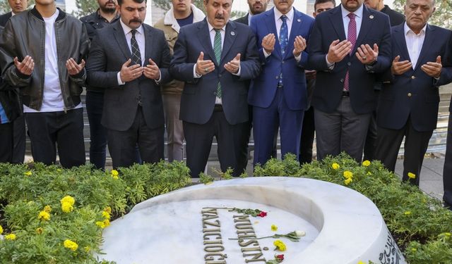 BBP Genel Başkanı Destici, Muhsin Yazıcıoğlu'nun kabrini ziyaret etti