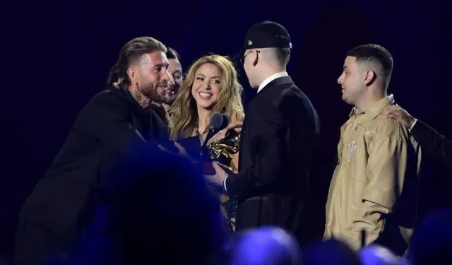 Shakira ödülünü, Pique'nin ezeli rakibi Sergio Ramos'tan aldı