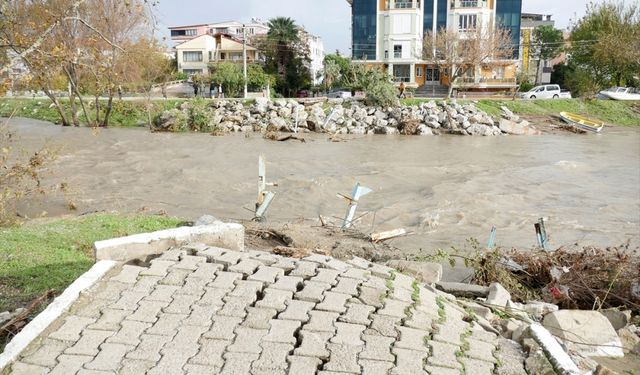 Balıkesir'de yayaların kullandığı çay üzerindeki asma köprü şiddetli yağıştan yıkıldı