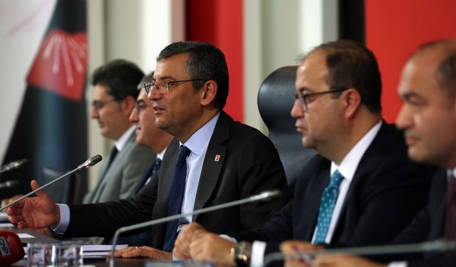 CHP Genel Başkanı Özel, partisinin Tokat'tan gelen yöneticileriyle görüştü