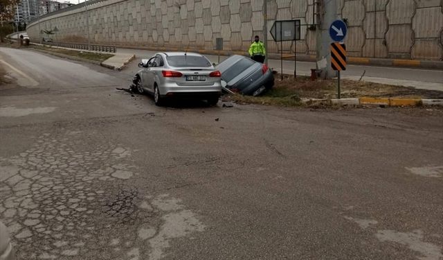 Kırıkkale'de iki otomobilin çarpıştığı kazada 2 kişi yaralandı
