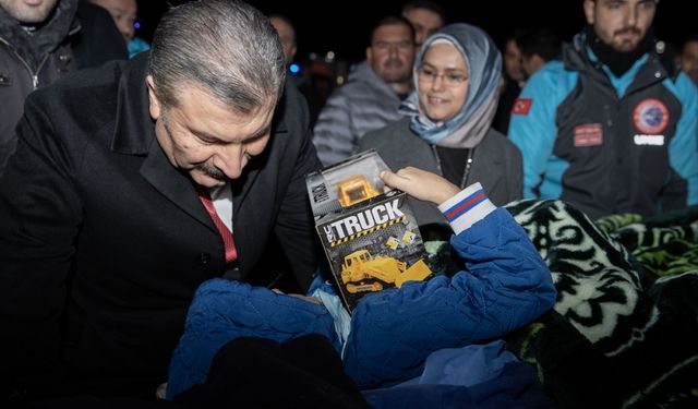 Sağlık Bakanı Koca Türkiye'ye getirilen Gazzeli hastaları havaalanında karşıladı: