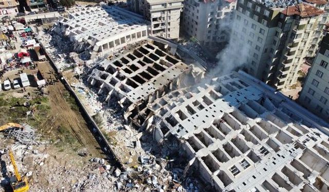6 Şubat depreminde bin kişinin hayatını kaybettiği Rönesans davası başladı