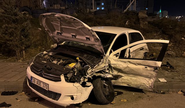 Kayseri'de iki otomobilin çarpıştığı kazada sürücüler yaralandı