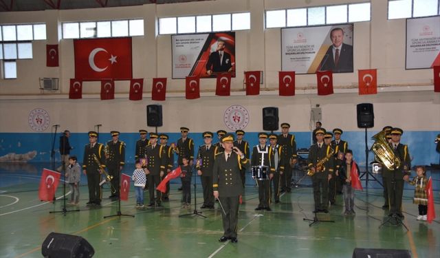 Askeri bando Şemdinli'de konser verdi