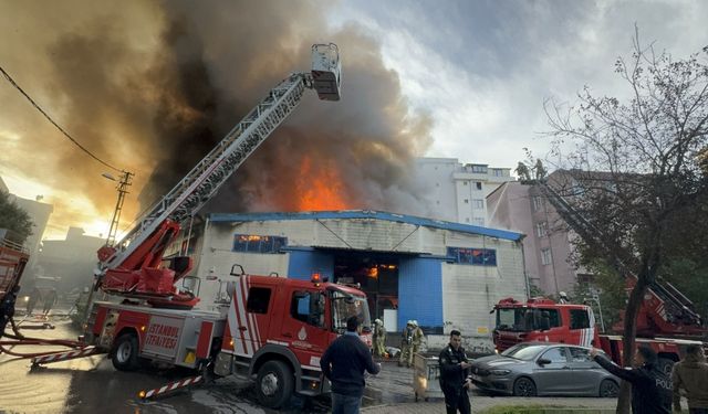 GÜNCELLEME - Maltepe'de iş yerinde çıkan yangın söndürüldü