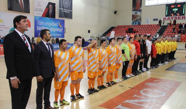 Kayseri protokolü "Down Futsal Takımı" ile özel maç yaptı