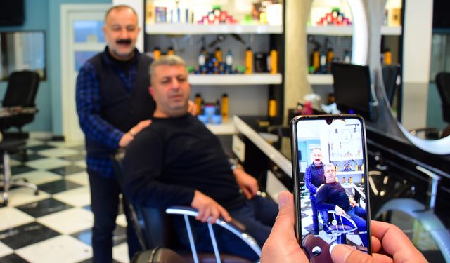 Eskişehirli kuaför 28 yıldır tıraş sonrası müşterileriyle fotoğraf çektiriyor