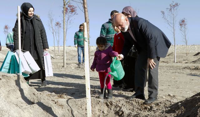Kayseri'de Cumhuriyet'in 100. Yılı'nda doğan 100 bebek için ağaç dikildi