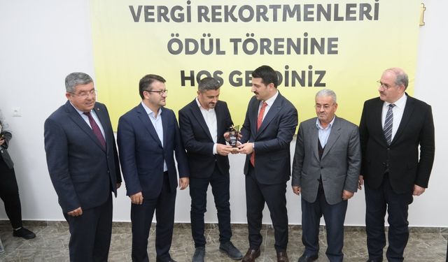 Karapınar'da vergi rekortmenleri plaketle ödüllendirildi