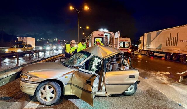 Anadolu Otoyolu Kocaeli kesiminde tır ile otomobilin çarpıştığı kazada 2 kişi ağır yaralandı