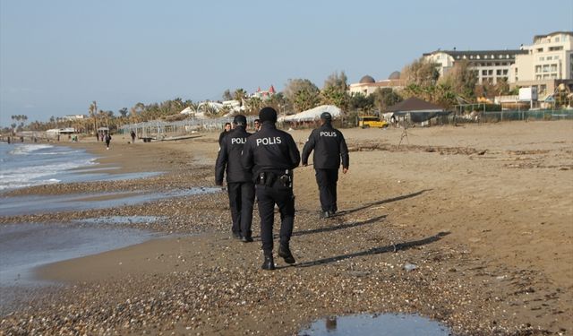 Antalya'da polis ekipleri cansız bedenlerin vurduğu sahillerde devriye geziyor