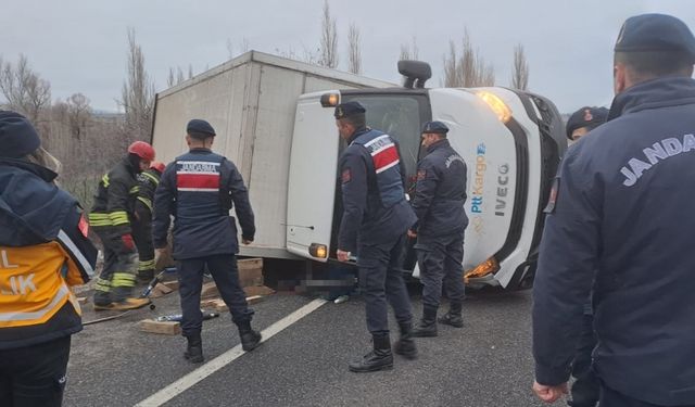 Konya'da devrilen kamyonetin sürücüsü öldü
