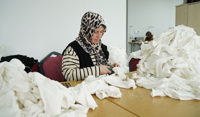 Adıyaman'da usta öğretici kadınlar Gazzeli bebekler için zıbın takımı mesaisinde