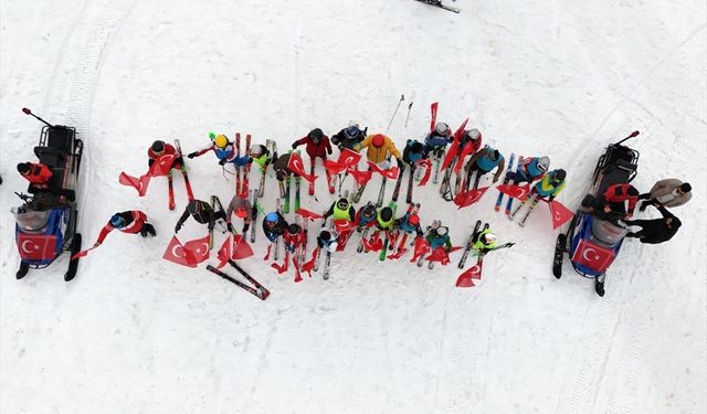 Bingöl'deki fotoğrafçılık maratonunda Hesarek'teki paraşüt ve kayak gösterisi görüntülendi