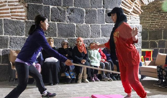 Diyarbakır'ın tarihi surlarında kadınlara yakın savunma eğitimi veriliyor