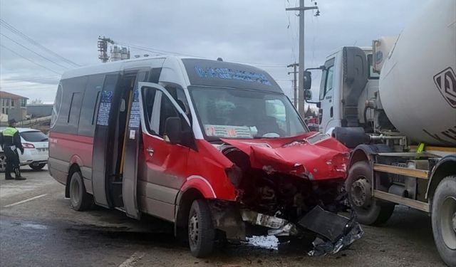 Eskişehir'de vidanjöre çarpan minibüsteki 12 kişi yaralandı