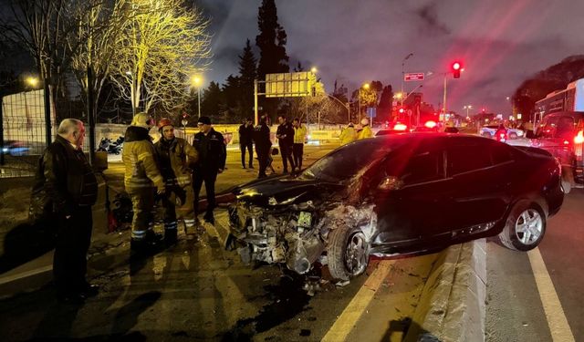 Eyüpsultan'da beton bariyerlere çarpan otomobilin sürücüsü yaralandı